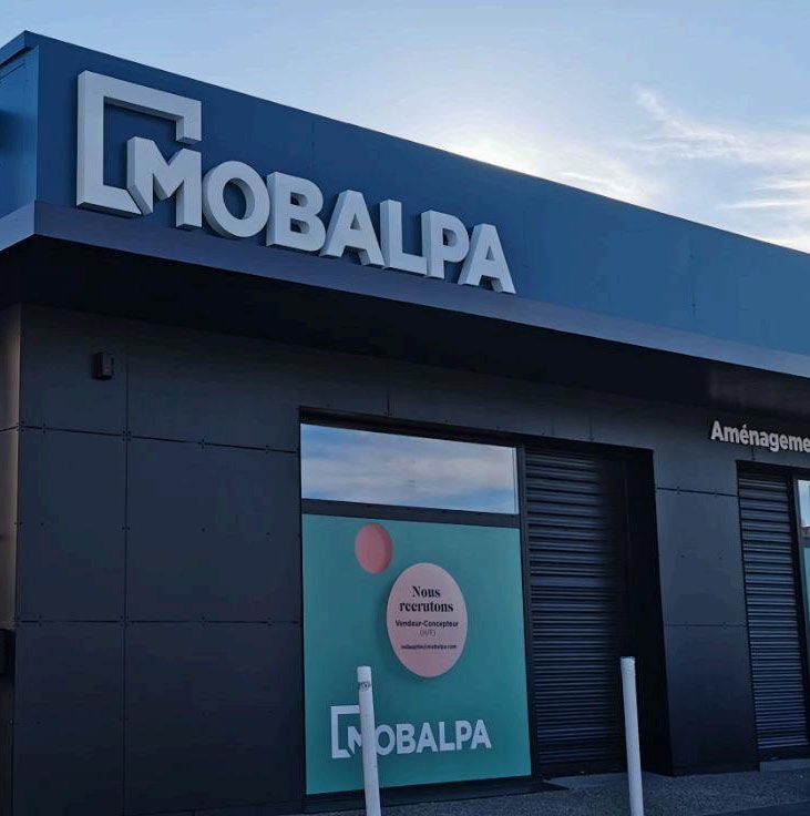 Rénovation façade commerciale et enseigne Mobalpa — signalétique extérieure