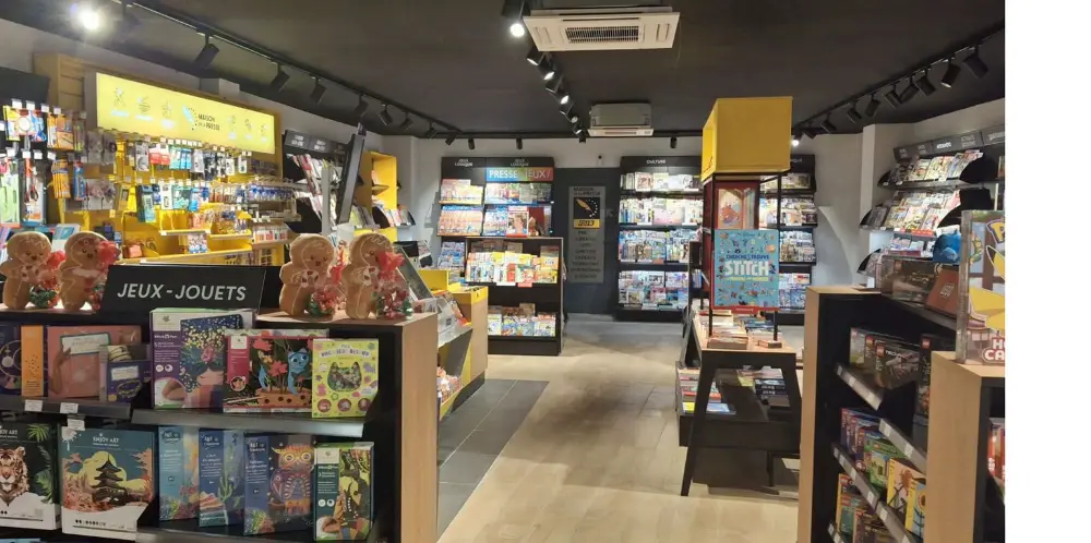Agencement linéaires presse Castelnaudary — présentoirs sur mesure