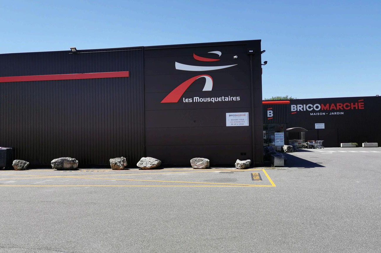 Signalétique enseigne extérieure sur mesure — agenceur enseignes France