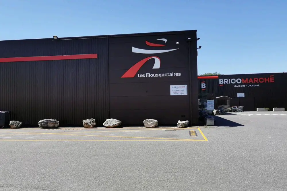 Signalétique enseigne extérieure sur mesure — agenceur enseignes France