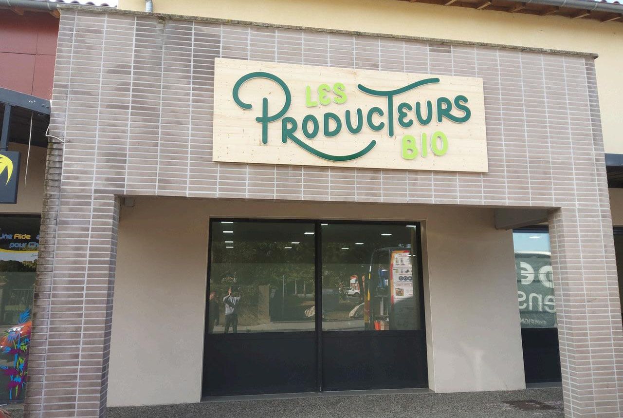 Signalétique de façade commerciale — enseigne lumineuse